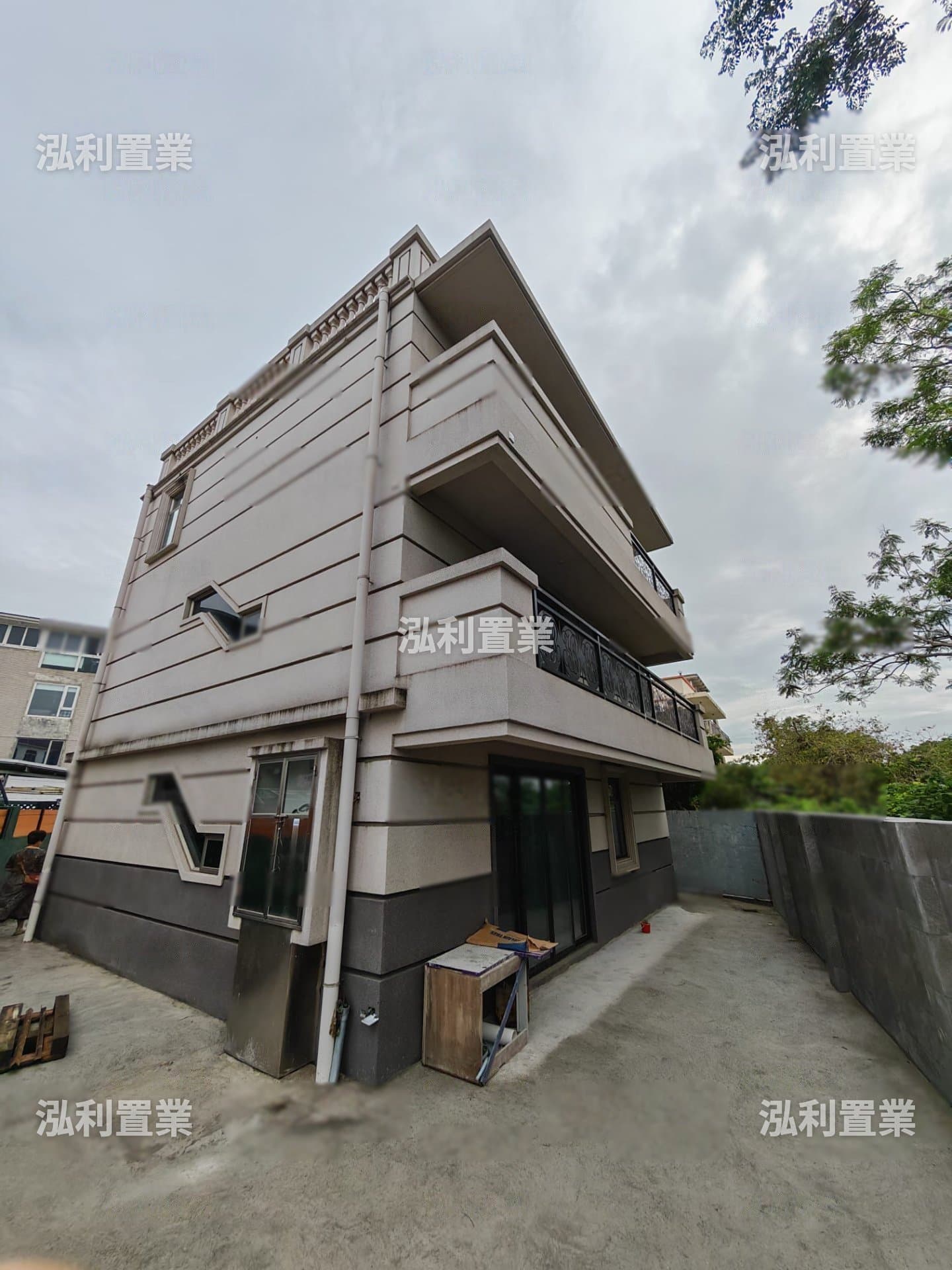錦上路路邊, 全座2100呎, 連2000呎花園 ,可泊多車 ·