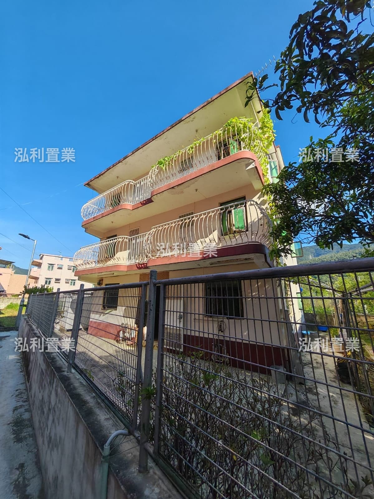 錦上路全幢覆式2800呎5房3廁//花園1500呎"自種農莊"有機食品"田園風味/清幽寧靜/遠離市區/路邊有小巴巴士到西鐵站。 大欖隧道/元朗市/大埔市區 ·