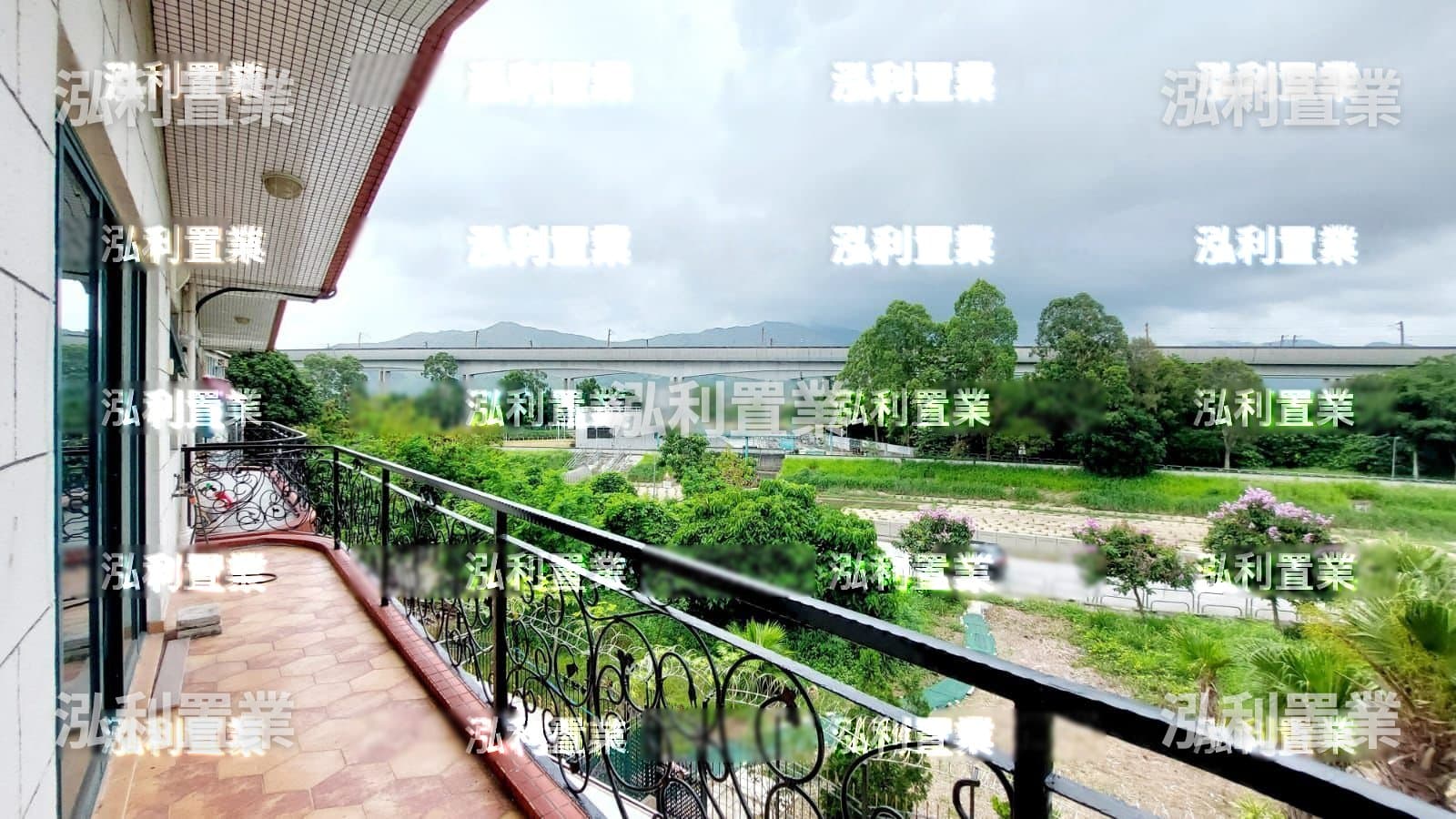 步行約10分鐘近錦上路站'路邊屋苑,連天台700呎有上蓋 ·
