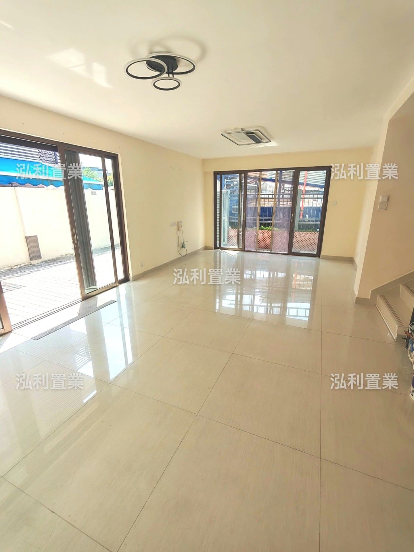 近大欖隧道下覆式/1400呎四房三廁"//花園约800呎可泊2部車/即式熱水爐//屋苑管理24小時保安/ 小巴/巴士/大欖隧道/元朗市 ·